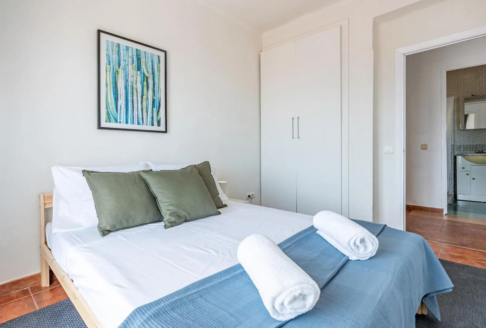 Entire Well Located 3 Bed Seaview Apartment Pass The Keys 베날마데나코스타