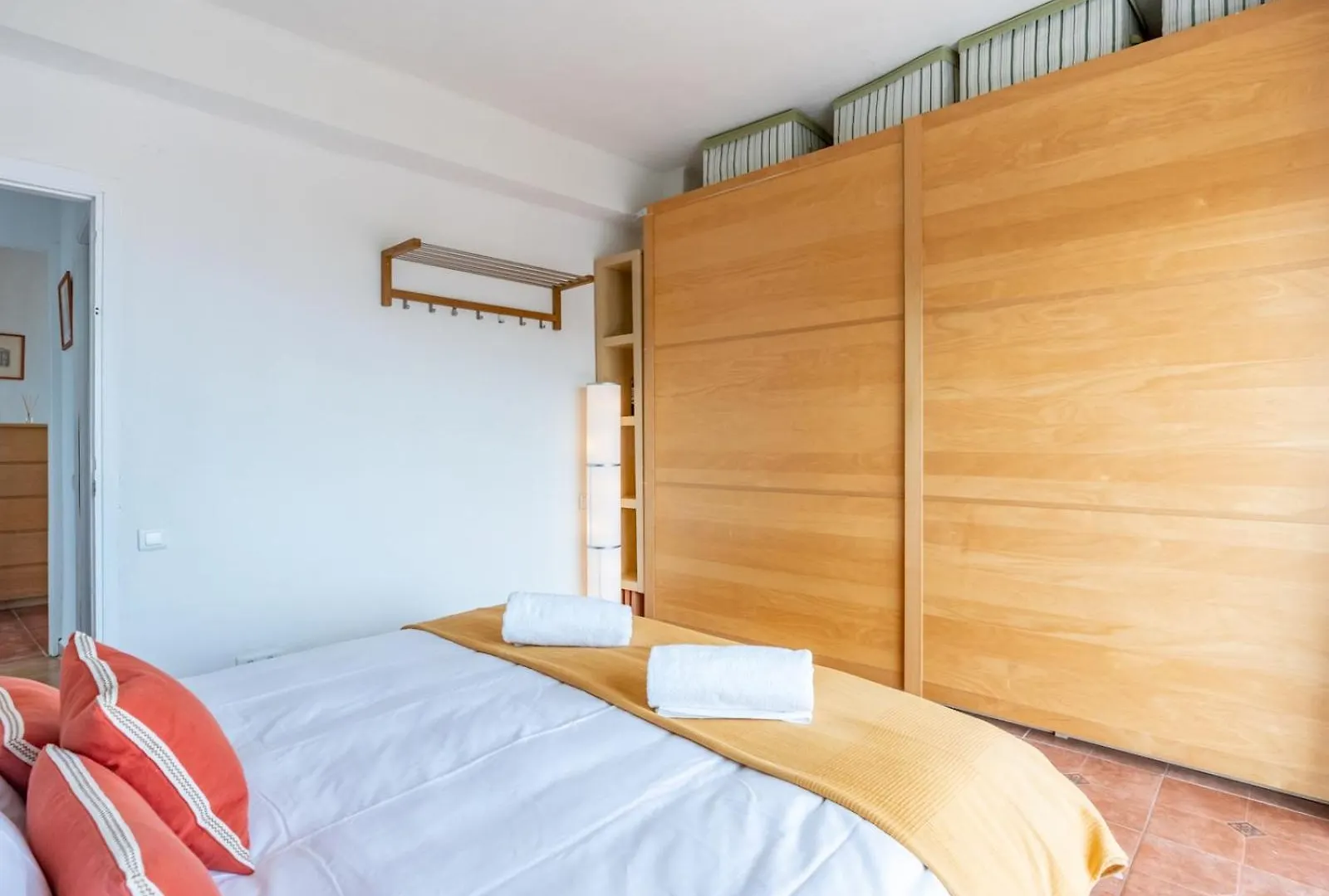 Entire Well Located 3 Bed Seaview Apartment Pass The Keys 베날마데나코스타