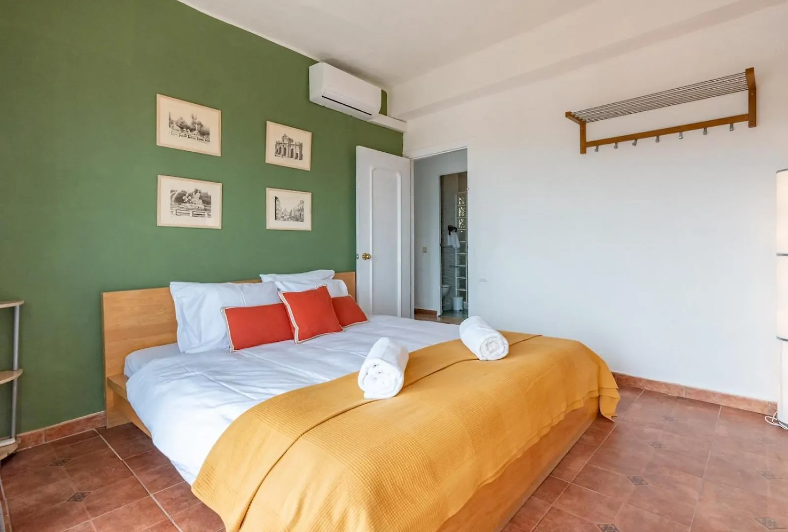Entire Well Located 3 Bed Seaview Apartment Pass The Keys 베날마데나코스타